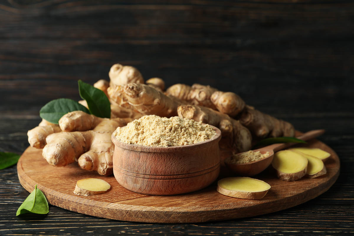 Ginger root and ginger powder in the bowl.