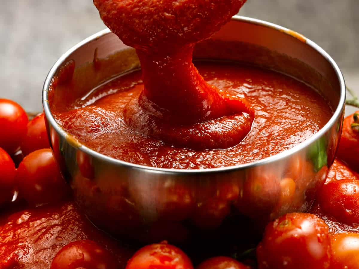 tomato sauce in bowl