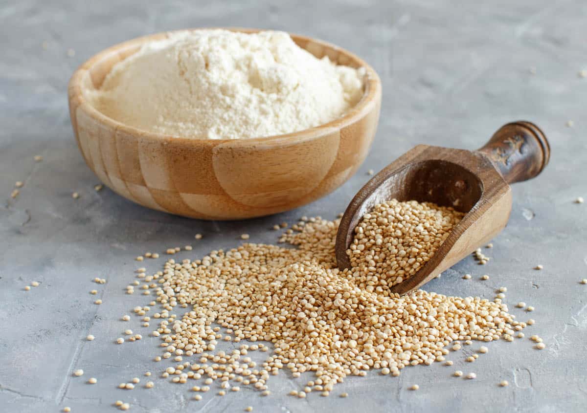 quinoa flour and scoop of quinoa seeds