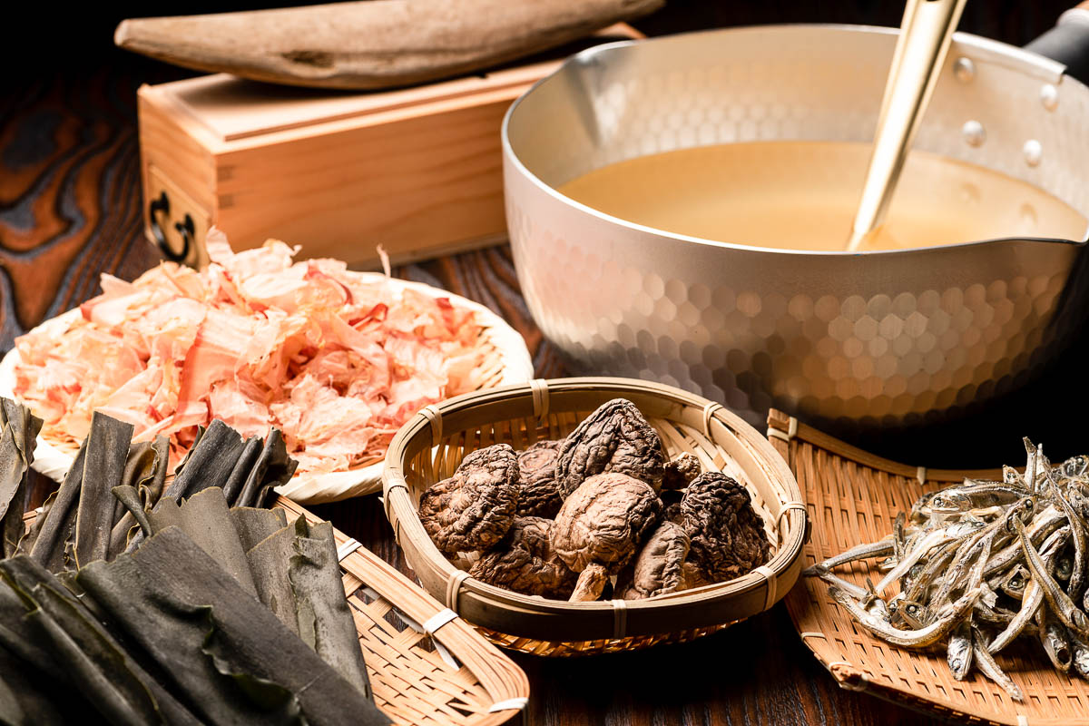 Making mushroom soup stock for Japanese cuisine.